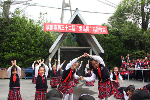 北新实验小学学生表演舞蹈《春天在哪里》.JPG